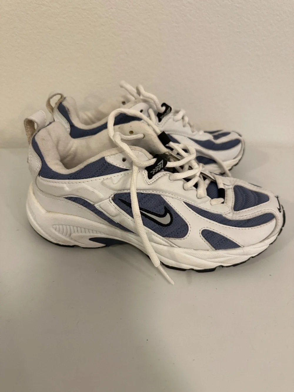 Vintage 1999 Nike Youth Running Sneakers White Navy Size 5.5Y 954021-401